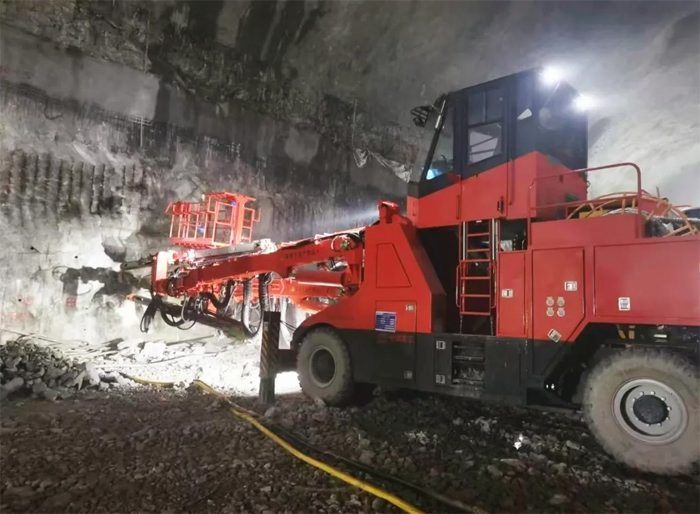 铁建重工全电脑三臂凿岩台车助力抽水蓄能电站建设(图1)